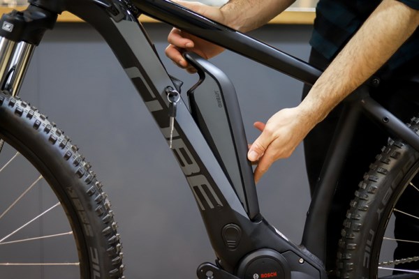 Installing a battery on the frame of an electric bike